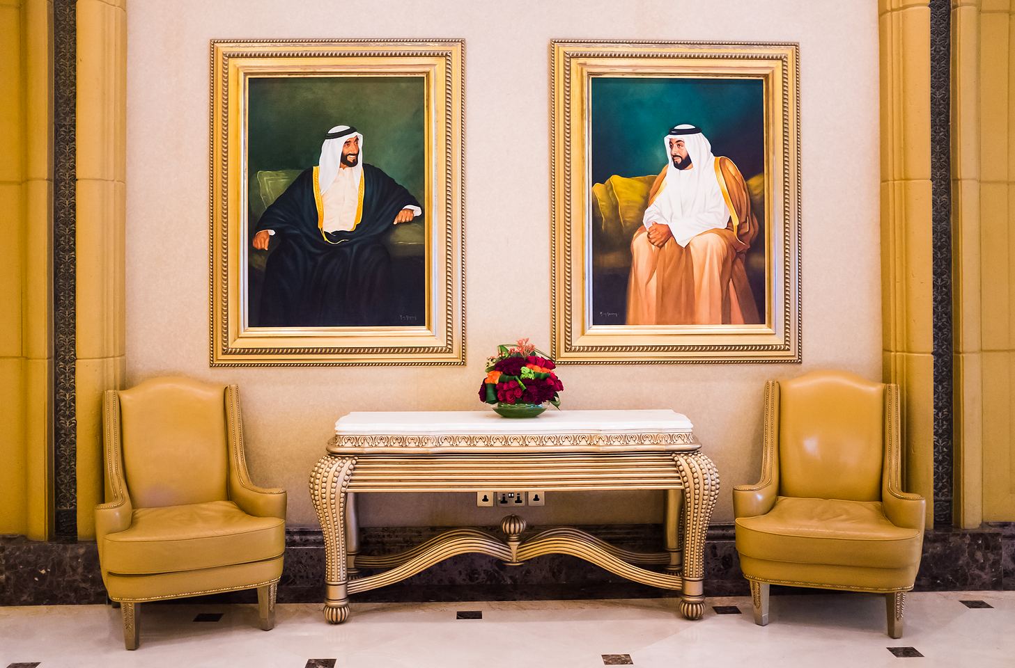 Portrety prezydentów Emiratów w hotelu Emirates Palace (Emiraty Arabskie)